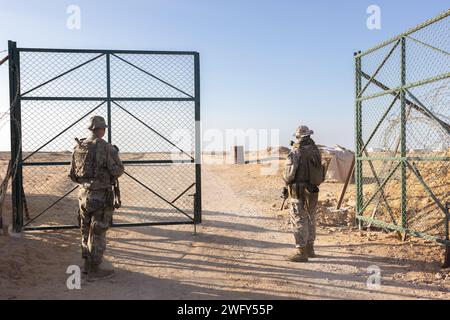 US Army Sgt. Austyn Outcalt, links, Infanterie mit Charlie Kompanie, 1-160 Brigade, 155. Bataillon, und Marine Corps Lance CPL. Leonard Nevarez, ein Amphibienangriffsfahrzeugbetreiber mit Hauptquartier und Unterstützungskompanie, 3. Angriffsamphibienbataillon, 1. Marine-Division, Postsicherheit am Eingangskontrollpunkt 1 während Bright Star 23 im Logistics Staging Area Menar El Wahesh, Ägypten, 2. September 2023. Bright Star 23 ist eine multilaterale Übung des US-Zentralkommandos, die mit der Arabischen Republik Ägypten in Luft-, Land- und Seegebieten stattfindet und die regionale Sicherheit und Zusammenarbeit fördert Stockfoto