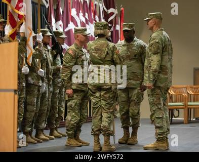 Generalleutnant Mary K. Izaguirre wurde als 46. Surgeon General der US Army vereidigt, während einer Zeremonie, die von General Randy George, dem Generalstabschef der US-Armee, am 25. Januar in der Joint Base San Antonio – Fort Sam Houston stattfand. Stockfoto