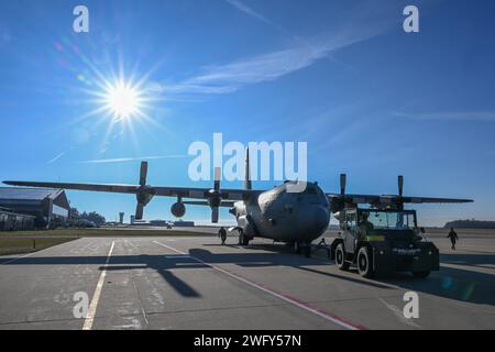 Mitglieder der 910th Maintenance Group fahren ein Flugzeug aus einem Wartungshangar zu einem Parkplatz auf der Flugzeugrampe, um die Vorbereitungen für den Flug am 31. Januar 2024 in Youngstown Air Reserve Station, Ohio, zu beginnen. Das Flugzeug verließ die Anlage zum letzten Mal, als es dem 910. Airlift-Flügel zugeteilt wurde, als die Einheit mit der Veräußerung der alten C-130H Hercules-Flugzeuge beginnt, um neue C-130J-30 Super Hercules-Flugzeuge zu erhalten. (Foto der U.S. Air Force von Eric M. White) Stockfoto