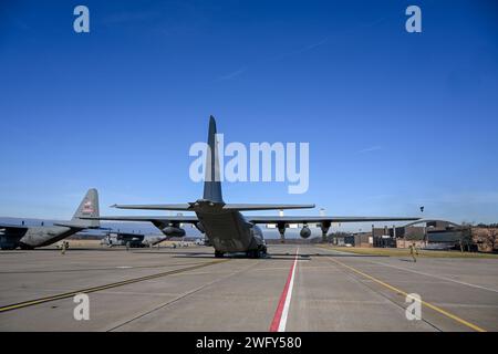 Mitglieder der 910th Maintenance Group fahren ein Flugzeug aus einem Wartungshangar zu einem Parkplatz auf der Flugzeugrampe, um die Vorbereitungen für den Flug am 31. Januar 2024 in Youngstown Air Reserve Station, Ohio, zu beginnen. Das Flugzeug verließ die Anlage zum letzten Mal, als es dem 910. Airlift-Flügel zugeteilt wurde, als die Einheit mit der Veräußerung der alten C-130H Hercules-Flugzeuge beginnt, um neue C-130J-30 Super Hercules-Flugzeuge zu erhalten. (Foto der U.S. Air Force von Eric M. White) Stockfoto