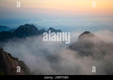 Wolken sinken stark zwischen den Bergen in der White Cloud Scenic Area in den Huangshan Yellow Mountains. Stockfoto