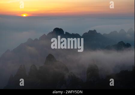 Eine goldene Sonne untergeht über dem Wolkenmeer vom Turtle Peak in den Huangshan Yellow Mountains aus. Stockfoto