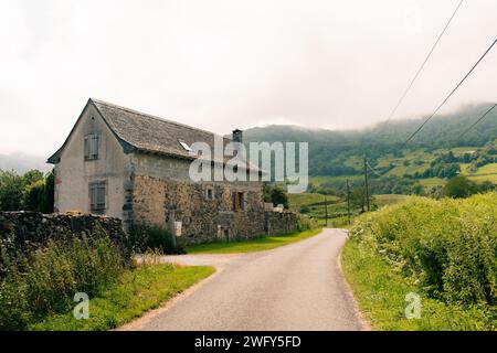 Dorf und Zirkus von Lescun im Aspe-Tal, Pyrenäen von Frankreich. Hochwertige Fotos Stockfoto