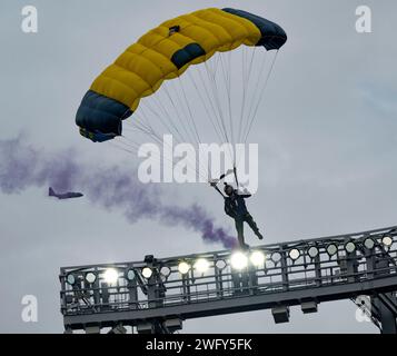 Ein Mitglied des U.S. Navy Parachute Teams springt am 27. Januar 2024 in das Fußballstadion Baltimore Ravens in Baltimore, Maryland. Der 58th Special Operations Wing unterstützte das Fallschirmteam bei der erfolgreichen Durchführung eines Tandem-Fallschirmsprungs während des American Football Conference Championship-Spiels. (Foto der U.S. Air Force von Senior Airman Ruben Garibay) Stockfoto