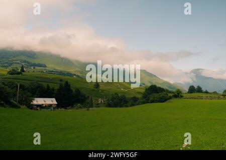 Dorf und Zirkus von Lescun im Aspe-Tal, Pyrenäen von Frankreich. Hochwertige Fotos Stockfoto
