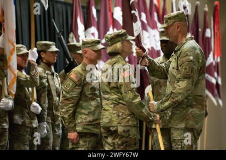 Generalleutnant Mary K. Izaguirre wurde als 46. Surgeon General der US Army vereidigt, während einer Zeremonie, die von General Randy George, dem Generalstabschef der US-Armee, am 25. Januar in der Joint Base San Antonio – Fort Sam Houston stattfand. Stockfoto