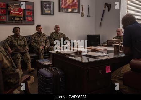 US Marine Corps Brig. General James A. Ryans II., kommandierender General, Marine Corps Recruit Depot, und Western Recruiting Region, rechts, setzt sich mit dem Marine Corps Recruit Depot Parris Island, Rekruit Training Regiment Command Staff, am MCRD San Diego, 8. Januar 2024. Die Leiter der Parris Island-Kommandos besuchten MCRD San Diego, um aktuelle Schulungsveranstaltungen für Rekruten zu besprechen. Stockfoto