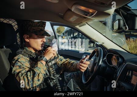 Diego Moreno, Militär-Polizist, Hauptquartier und Hauptquartier-Geschwader, Marine Corps Air Station Yuma, Arizona, meldet den Versand einer Führerschein-Nummer bei der Installation, 25. Januar 2024. Morenos Verantwortung als Militärpolizist besteht darin, die Sicherheit aller an Bord der Anlage befindlichen Personen zu gewährleisten, einschließlich der Durchführung von Laufpatrouillen, der Führung von Patrouillen und der Reaktion auf Notfälle. Stockfoto