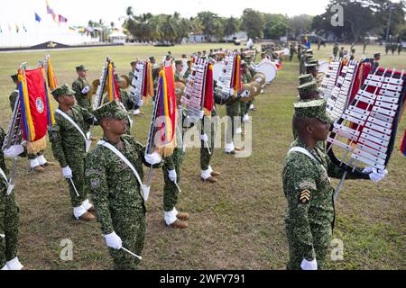 Die Marschkapelle des kolumbianischen Marine Corps tritt am 11. Januar 2023 bei der Rekruten-Vereidigung auf der Base de Entrenamiento de Marina in Coveñas, Kolumbien, auf. Zum ersten Mal in der kolumbianischen Geschichte absolvierten 60 Frauen das Juramento de Bandera de Infantes de Marina, nachdem sie drei Monate lang Rekrutierungstraining absolviert hatten und sich in die Reihen der kolumbianischen Marineinfanterie eintraten. Das Women, Peace and Security (WPS)-Programm des US-Südkommandos erkennt die vielfältigen Rollen an, die Frauen als Agenten des Wandels bei der Verhütung und Lösung von Konflikten, der Bekämpfung von Terrorismus und gewalttätigem Extremismus sowie beim Aufbau spielen Stockfoto