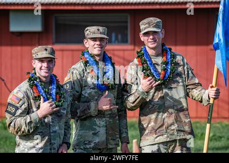 Von links: US-Armee-SPCs. Preston Moon, Trevor ACORD und Jantzen Weight, Top Intelligence (TOPINT) Konkurrenten, die Delta Company, 227. Brigade Engineer Battalion, 29 Infanterie Brigade Combat Team, Hawaii Army National Guard, vertreten, posieren für ein Foto nach Abschluss der Preisverleihung in Schofield Barracks, Hawaii, 26. Januar 2024. TOPINT 2024 ist ein jährlich stattfindender Wettbewerb, bei dem Soldaten aus dem Military Intelligence Corps der US-Armee den Titel „Top Int“ unter ihren Kollegen gewinnen. Stockfoto