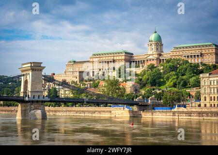 Budapest, HU – 11. Juni 2023 horizontaler Blick auf die Széchenyi-Kettenbrücke und das Schloss Buda auf dem Burgberg mit Blick auf die Donau. Stockfoto