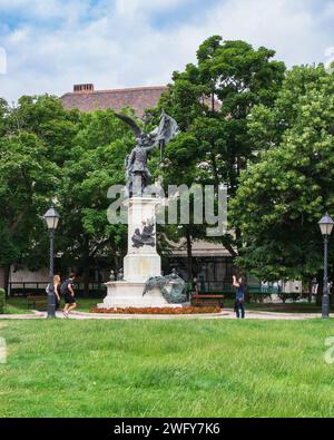 Budapest, HU – 11. Juni 2023 Statue des Unabhängigkeitskrieges (Honvéd-szobor) erbaut im Jahr 1893 von Zala György, feiert diese Bronzestatue die Freien Stockfoto