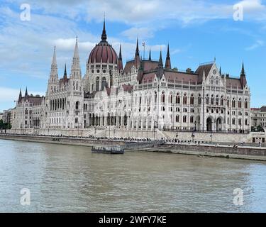 Budapest, HU – 11. Juni 2023 Landschaft tagsüber Blick auf das neogotische ungarische Parlamentsgebäude, ein Wahrzeichen der Stadt am Ufer der Donau. Stockfoto