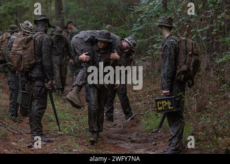 US-Marines evakuieren mit der Marine Corps Air Station (MCAS) Beaufort einen simulierten Unfall während der Improvisated explosive Device (IED) Lane für den Corporals Course, der am 1. September 2023 in Beaufort, South Carolina stattfindet. Die IED Lane testete die Fähigkeit der Marines, durch widriges Gelände zu navigieren und dabei IEDs zu vermeiden, Ausrüstung zu transportieren und Unfälle zu evakuieren. Der Korporalkurs ist ein einmonatiges professionelles militärisches Ausbildungsprogramm, das die Führungsfähigkeiten der Marines in kleinen Einheiten weiterentwickelt und sie weiterhin auf die Führung der Marines vorbereitet. Stockfoto