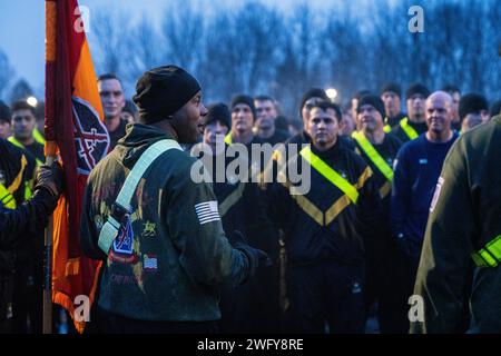 Das Kommando Major Freddie Thompson IV., der hochrangige Berater der 10. Gebirgsdivision Artillerie (DIVARTY), beschreitet die Formation nach dem DIVARTY-Lauf als Teil der St. Barbara’s Day feierte am 25. Januar 2024 in Fort Drum, New York. Die Saison der heiligen Barbara feiert die Schutzpatronin der Feldartillerie, die heilige Barbara. Stockfoto