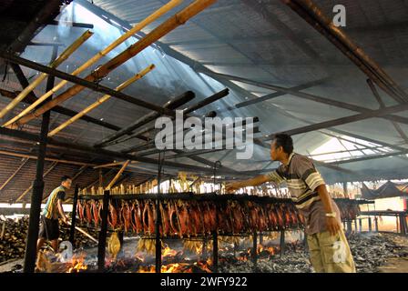 Eine geräucherte Fischproduktion, bei der Bonito-Thunfischfleisch in einer heimischen Industrie in Bitung, Nord-Sulawesi, Indonesien, verwendet wird. Der Beitrag der indigenen Bevölkerung zur technologischen Innovation bietet eine breite Palette von Optionen für die Bewältigung unter anderem der Ernährungssicherheit, so der Bericht des Zwischenstaatlichen Ausschusses für Klimaänderungen (IPCC) aus dem Jahr 2023. Der im Volksmund als Cakalang Fufu bekannte geräucherte Thunfisch gilt als exotisches einheimisches Essen, ein Teil der Produktion von Bonito-Thunfischen, die zu den wichtigsten wirtschaftlichen Aktivitäten in Bitung City gehört. Stockfoto