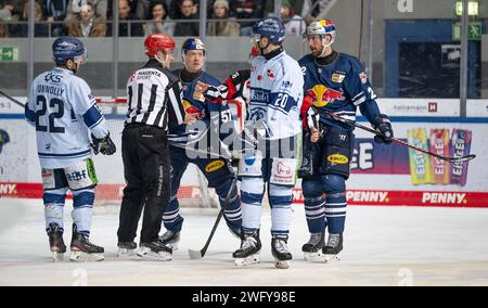 Kleine Meinungsverschiedenheit zwischen Emil Johansson (EHC Red Bull Muenchen, #57) und Justin Scott (Straubing Tigers, #20). EHC Red Bull Muenchen gegen Straubing Tigers Eishockey, DEL, 43. Spieltag, Saison 2023/2024, 01.02.2024. Foto: Eibner-Pressefoto/Heike Feiner Stockfoto