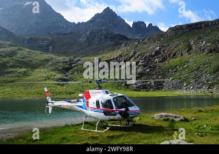 Ein Helikopter der Air Engadin auf der Furtschella. Ein Hubschrauber von Air Engadin in den schweizer alpen bei Furtschella. Stockfoto