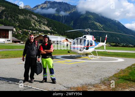 Der Schweizer Helikopter Pilot und sein Assistent am höchsten Flughafen Europas Sameda Stockfoto