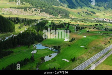 Luftaufnahme vom Golfplatz in Samedan im Oberengadin. Airshot vom Golfplatz in Samedan im Oberengadin Stockfoto