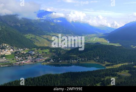 Helikopter-Luftaufnahme vom Kurort St. Moritz im Oberengadin. Helikopter Airshot von St. Moritz im Oberengadin Stockfoto