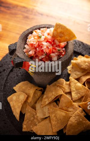 Traditionelle mexikanische Pico de Gallo-Sauce, einfaches und gesundes Rezept mit Zwiebeln, Tomaten, Koriander, grünem Chili, Salz und Zitronensaft. Serviert in einer Staffel Stockfoto