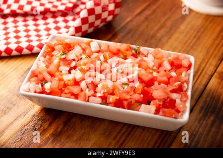 Traditionelle mexikanische Pico de Gallo-Sauce, einfaches und gesundes Rezept mit Zwiebeln, Tomaten, Koriander, grünem Chili und Zitronensaft. Stockfoto