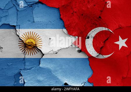 Flaggen von Argentinien und der Türkei auf gerissene Wand gemalt Stockfoto
