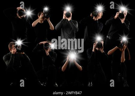 Gruppe von Fotografen mit Kameras auf schwarzem Hintergrund. Paparazzi machen Bilder mit Blitzen Stockfoto