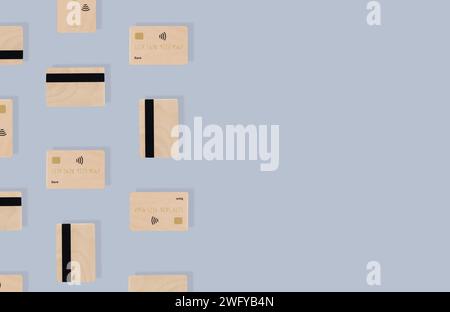 Kreativmusterkomposition von Kreditkarten auf grauem Hintergrund. Minimales Bankkonzept. Online-Kreditkartenzahlung für Einkäufe im Online-Shop Stockfoto
