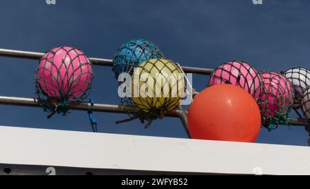 Marinemarkierbojen hängen an Geländern in Port Isaac, Cornwall, Großbritannien Stockfoto