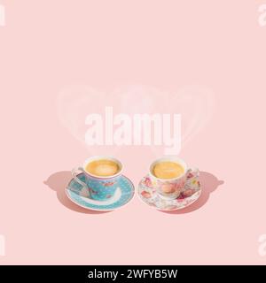 Kreatives Layout mit Liebesherzen aus dampfendem Kaffee. Rosa und blaue Tassen Kaffee auf hellem pastellfarbenen pfirsichrosa Hintergrund. Minimales Liebeskonzept. Stockfoto