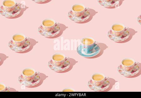 Trendiges Muster aus floraler Tasse Kaffee auf hellem pastellfarbenen pfirsichrosa Hintergrund. Minimales Konzept. Kreatives Kaffeemuster. Stockfoto