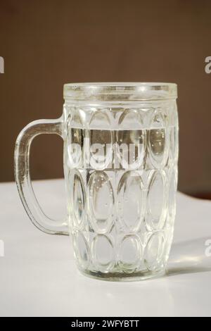 Frisches Wasser in einem klaren Glasbecher, gesundes Trinkwasser für tägliche Aktivitäten Stockfoto