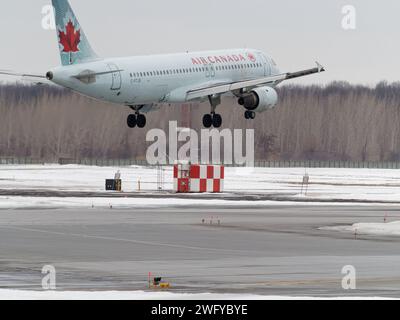 Air Canada, Airbus A320-211 landet am YUL-Flughafen in Dorval, Québec Stockfoto