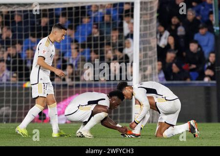 MADRID, SPANIEN - 1. FEBRUAR: Vinicius jr von Real Madrid vinicius verbindet die Schnürsenkel mit Jude Bellingham während des Spiels der La liga 2023/24 zwischen Getafe und Real Madrid im Coliseum-Stadion. Guille Martinez/AFLO/Alamy Live News Stockfoto