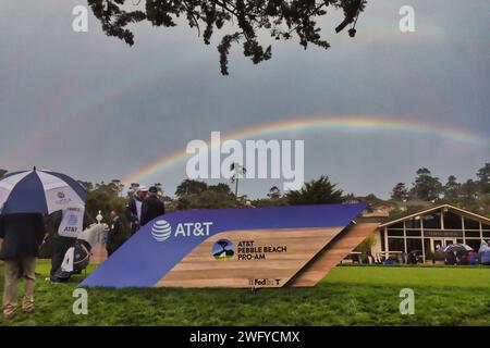 Pebble Beach, USA. Februar 2024. Pebble Beach, Monterey, Kalifornien, USA - 1. Februar 2024 Rainbow erscheint über der Monterey Peninsula und ist der erste Abschlag der zweiten „Signature“-Veranstaltung der USA PGA Tour Season - dem AT&T Pro-am bei den berühmten Pebble Beach Links. Quelle: Motofoto/Alamy Live News Stockfoto