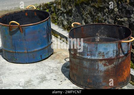 Foto von zwei Mülleimern aus gebrauchten Dosen Stockfoto