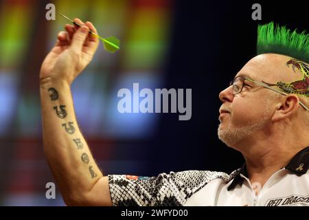 Cardiff, Großbritannien. Februar 2024. Peter Wright aus Schottland. Die Darts der BetMGM Premier League 2024, Night One in der Utilita Arena Cardiff in Cardiff, Südwales am Donnerstag, 1. Februar 2024. Dieses Bild darf nur für redaktionelle Zwecke verwendet werden. Nur redaktionelle Verwendung, Bild von Andrew Orchard/Andrew Orchard Sportfotografie/Alamy Live News Credit: Andrew Orchard Sportfotografie/Alamy Live News Stockfoto