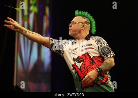 Cardiff, Großbritannien. Februar 2024. Peter Wright aus Schottland. Die Darts der BetMGM Premier League 2024, Night One in der Utilita Arena Cardiff in Cardiff, Südwales am Donnerstag, 1. Februar 2024. Dieses Bild darf nur für redaktionelle Zwecke verwendet werden. Nur redaktionelle Verwendung, Bild von Andrew Orchard/Andrew Orchard Sportfotografie/Alamy Live News Credit: Andrew Orchard Sportfotografie/Alamy Live News Stockfoto