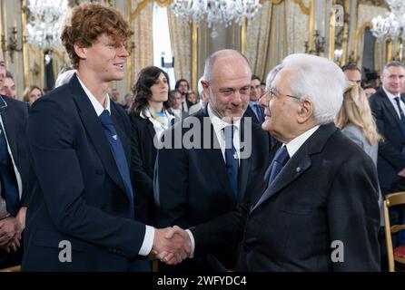 (240202) -- ROM, 2. Februar 2024 (Xinhua) -- der italienische Präsident Sergio Mattarella (R) schüttelt Jannik Sinner während des Treffens mit der italienischen Tennisnationalmannschaft der Männer, Gewinner des Davis Cup 2023, am 1. Februar 2024 in Rom, Italien. (Präsidentenpalast Quirinale von Italien/nur redaktionelle Verwendung/Handout Via Xinhua) Stockfoto