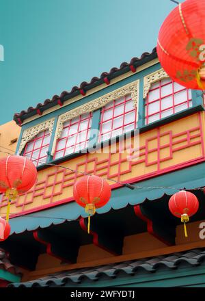 Chinatown-Gebäude mit roten chinesischen Papierlaternen Stockfoto