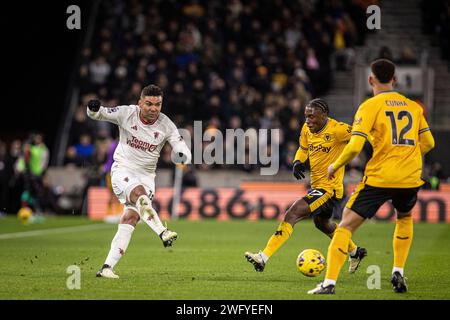 Wolverhampton, Großbritannien. Februar 2024. Wolverhampton, England, 1. Februar 2024: Casemiro von man Utd gibt den Ball während des Premier League-Fußballspiels zwischen Wolverhampton Wanderers und Manchester United im Molineux Stadium in Wolverhampton, England (Richard Callis/SPP) Credit: SPP Sport Press Photo. /Alamy Live News Stockfoto