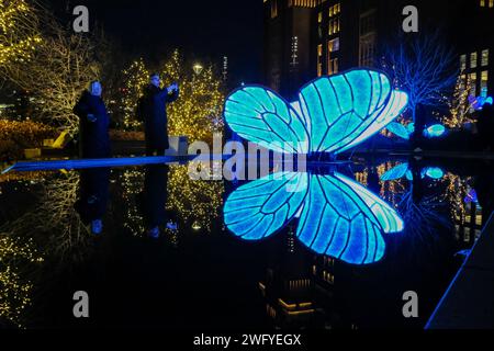 London, UK, 1. Februar 2024. Die Installation „Butterfly Effect“ des Künstlers Masamichi Shimada ist eines von sieben Stücken auf dem Lichtfestival der Battersea Power Station dieses Jahr vom 25. Januar bis 25. Februar. Die sechs großen blauen Schmetterlinge sitzen auf einem Wasserspiel und erzeugen nach Einbruch der Dunkelheit schöne Reflexe. Quelle: Eleventh Photography/Alamy Live News Stockfoto