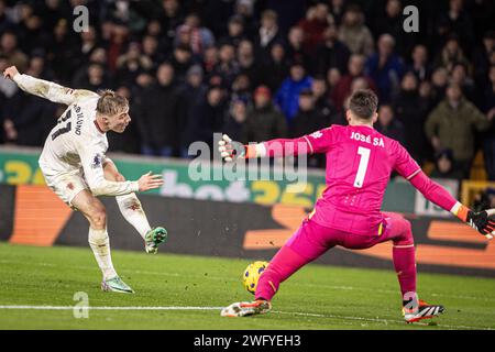 Wolverhampton, Großbritannien. Februar 2024. Wolverhampton, England, 1. Februar 2024: Rasmus Hojlund von man United schießt während des Premier League-Fußballspiels zwischen Wolverhampton Wanderers und Manchester United im Molineux Stadium in Wolverhampton, England (Richard Callis/SPP) Credit: SPP Sport Press Photo. /Alamy Live News Stockfoto