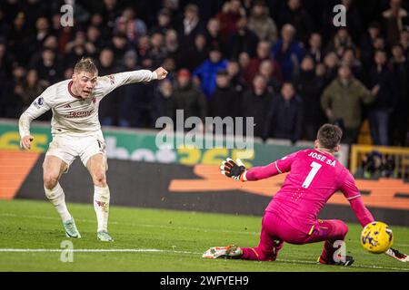 Wolverhampton, Großbritannien. Februar 2024. Wolverhampton, England, 1. Februar 2024: Rasmus Hojlund von man United schießt während des Premier League-Fußballspiels zwischen Wolverhampton Wanderers und Manchester United im Molineux Stadium in Wolverhampton, England (Richard Callis/SPP) Credit: SPP Sport Press Photo. /Alamy Live News Stockfoto