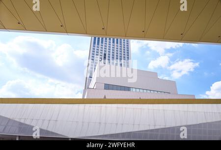 Abstraktes modernes Äußere des Bürogebäudes gegen den Himmel aus der Tiefwinkelansicht Stockfoto