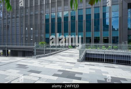 Modernes Business Center und Fußgängerbrücke Stockfoto