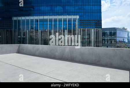Leerer Zementbalkon mit Stahl- und Blauglasfassade Stockfoto