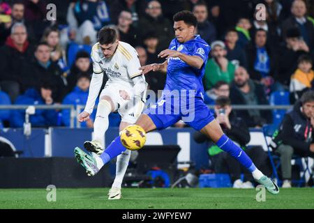 Madrid, Spanien. Februar 2024. Gaston Alvarez (R) von Getafe CF streitet mit Federico Valverde von Real Madrid während des Fußballspiels der spanischen Liga (La Liga) zwischen Getafe CF und Real Madrid im Coliseum-Stadion in Madrid, Spanien, am 1. Februar 2024. Gustavo Valiente/Xinhua/Alamy Live News Stockfoto